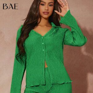 SHEIN Size M Green Textured Lettuce Trim 3 Button Front Top